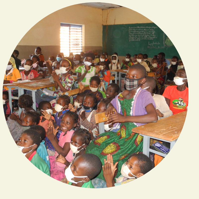 Unos alumnos en una escuela de Bobo Dioulasso con mascarilla