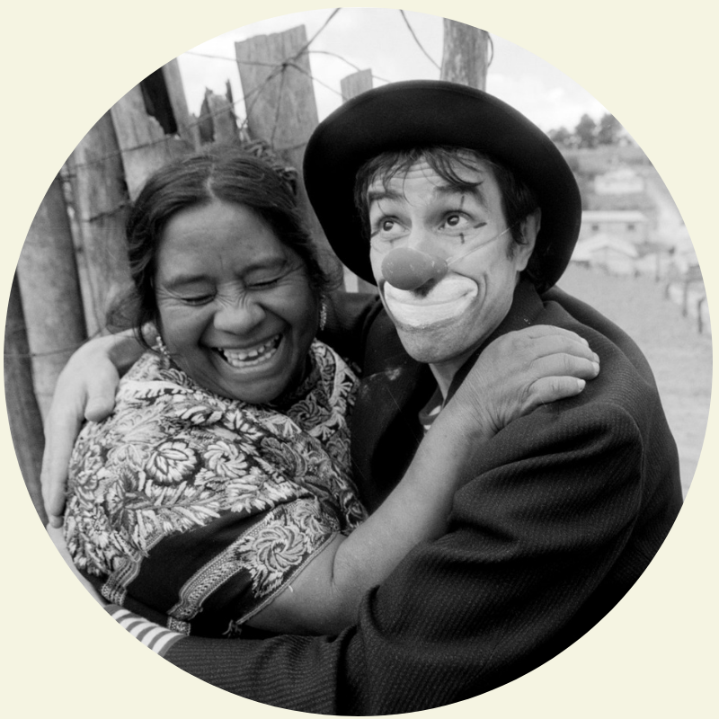 Un pallasso abraça una dona en una expedició a Guatemala